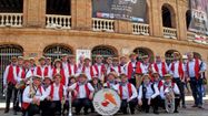 Les musiciens de la banda Les Armagnacs posent devant les arènes de Valence en 2017